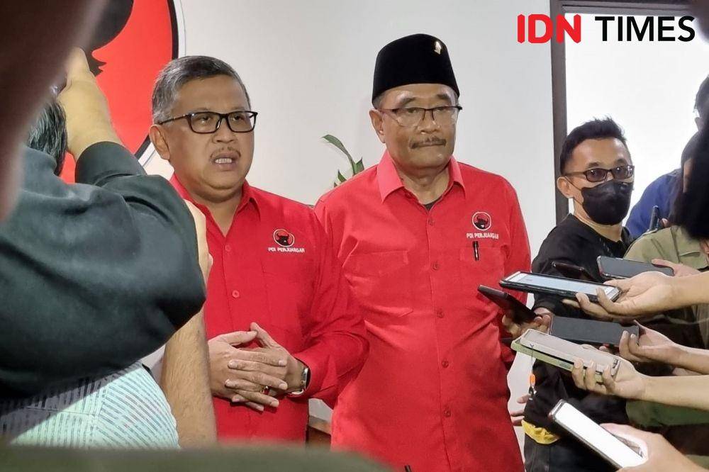 Sekjen PDI Perjuangan, Hasto Kristiyanto dan Ketua DPP PDI Perjuangan, Djarot Syaiful Hidayat (IDN Times/Ilman Nafi'an)
