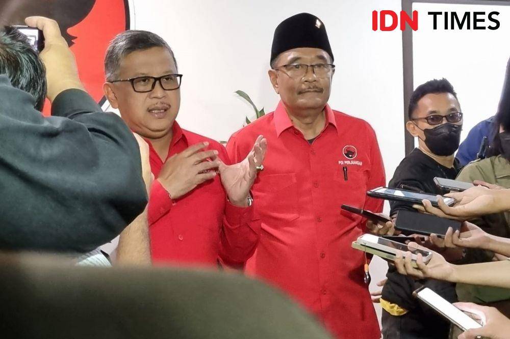 Sekjen PDI Perjuangan, Hasto Kristiyanto dan Ketua DPP PDI Perjuangan, Djarot Syaiful Hidayat (IDN Times/Ilman Nafi'an)