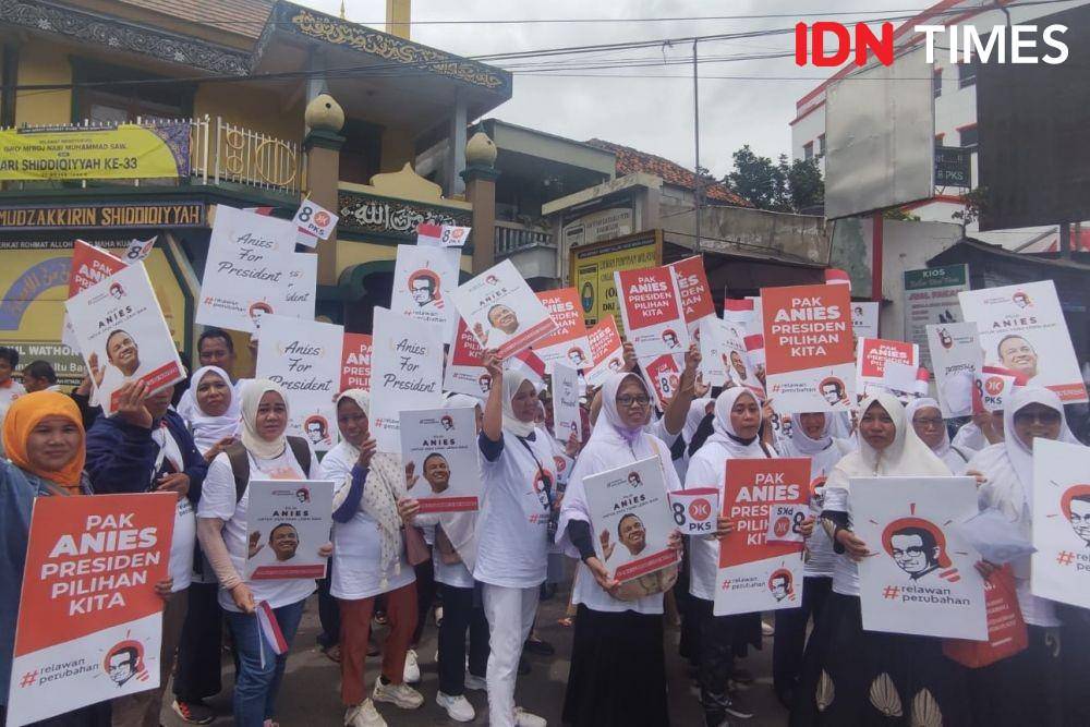 Ilustrasi- Kader PKS bawa spanduk dukung Anies Baswedan Presiden 2024 di sekitar DPP PKS, Jakarta Selatan (IDN Times/Yosafat Diva Bayu Wisesa)