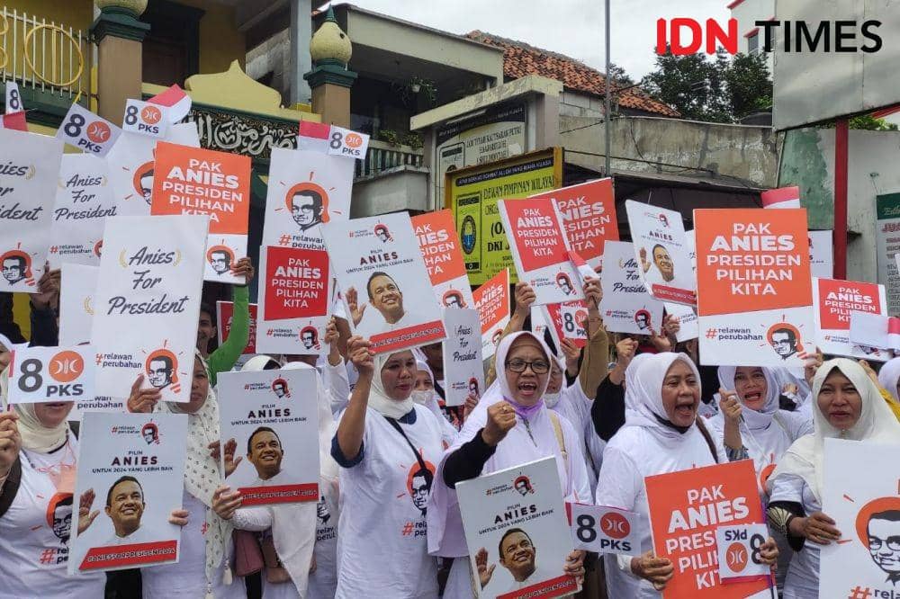 Ilustrasi - Kader PKS bawa spanduk dukung Anies Baswedan Presiden 2024 di sekitar DPP PKS, Jakarta Selatan (IDN Times/Yosafat Diva Bayu Wisesa)