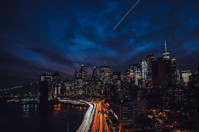 ilustrasi kondisi malam hari di perkotaan (unsplash.com/Zac Ong)