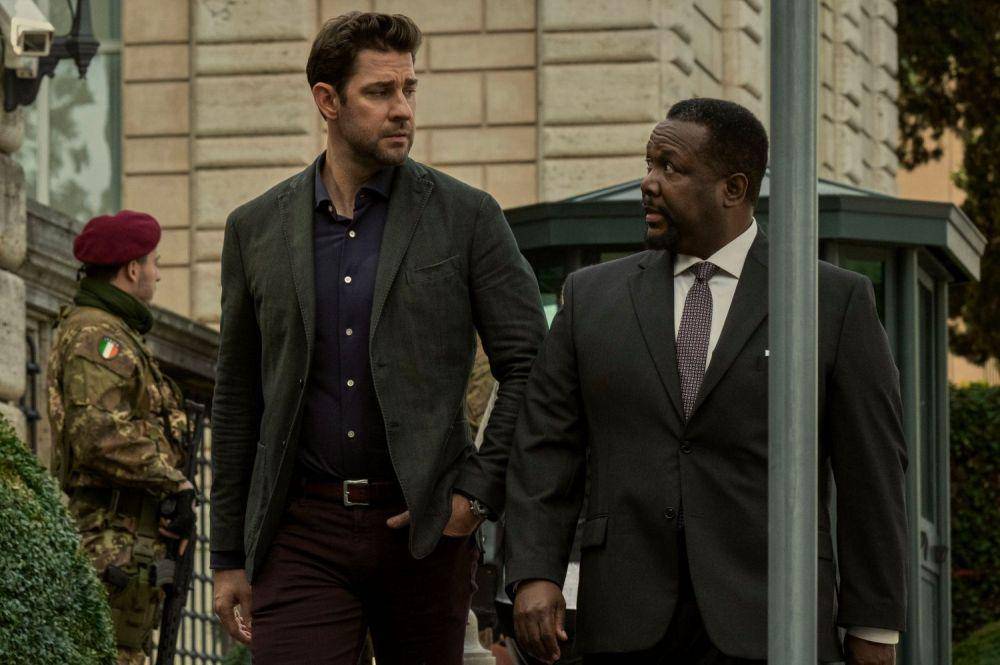 John Krasinski (kiri) dalam serial Tom Clancy's Jack Ryan (dok. Amazon Studios/Tom Clancy's Jack Ryan)