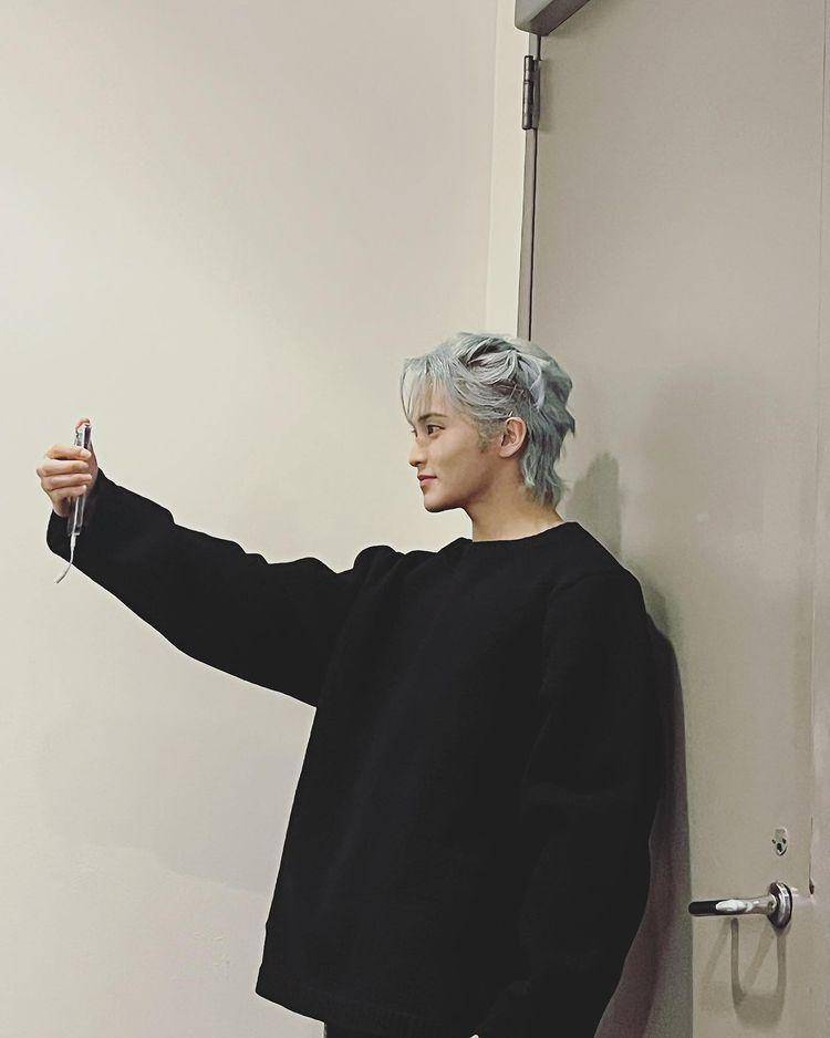 potret Mark Lee dengan rambut gondrong (instagram.com/onyourm__ark)
