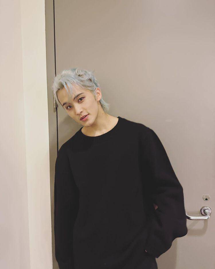 potret Mark Lee dengan rambut gondrong (instagram.com/onyourm__ark)