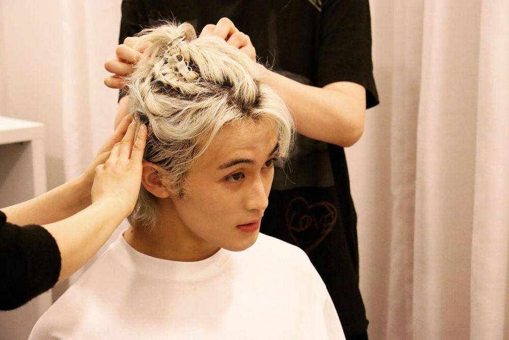 potret Mark Lee dengan rambut gondrong (instagram.com/onyourm__ark)