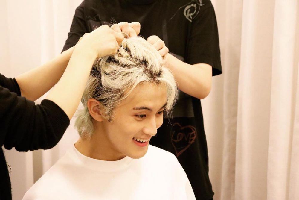 10 Potret Mark Lee NCT dengan Rambut Gondrong, Makin Naksir!