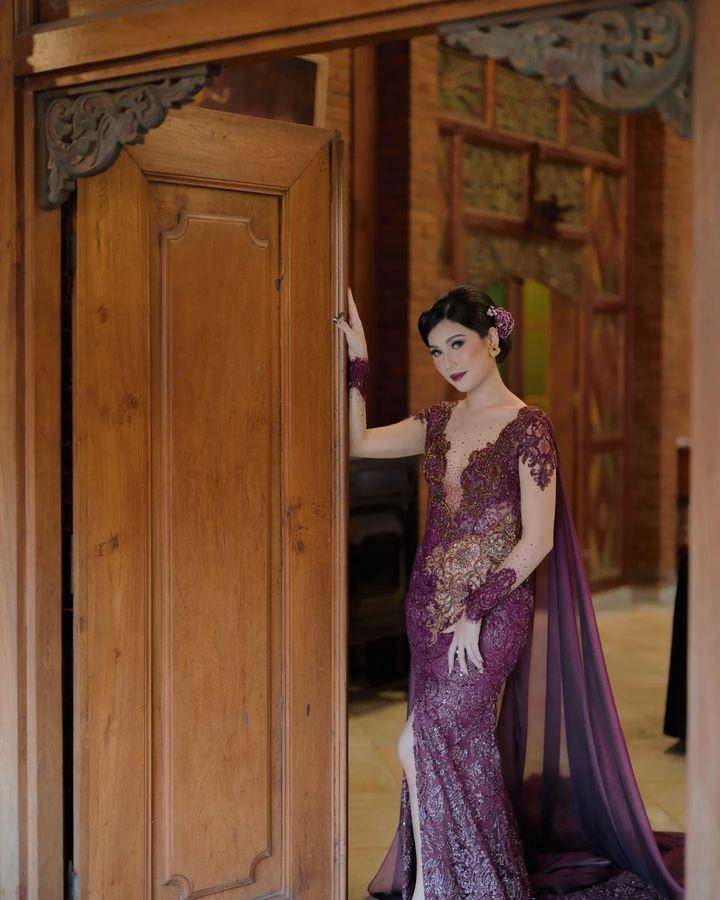 kebaya ungu gelap (instagram.com/intanavantie.inav)