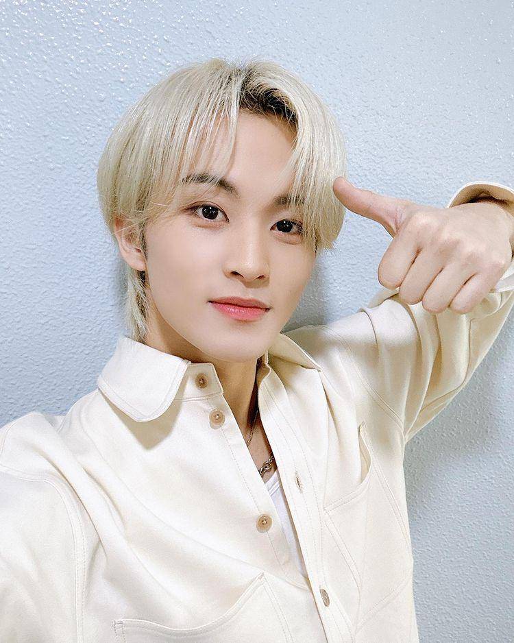 potret Mark Lee dengan rambut gondrong (instagram.com/nct127)