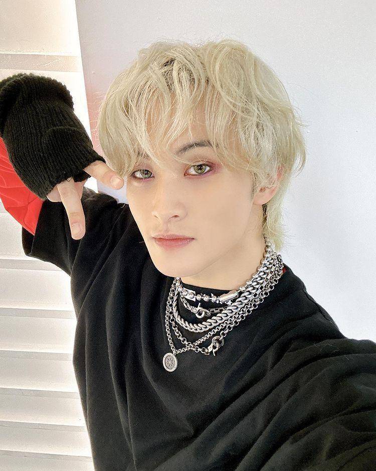 potret Mark Lee dengan rambut gondrong (instagram.com/nct127)