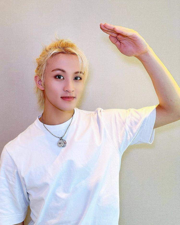 potret Mark Lee dengan rambut gondrong (instagram.com/nct127)