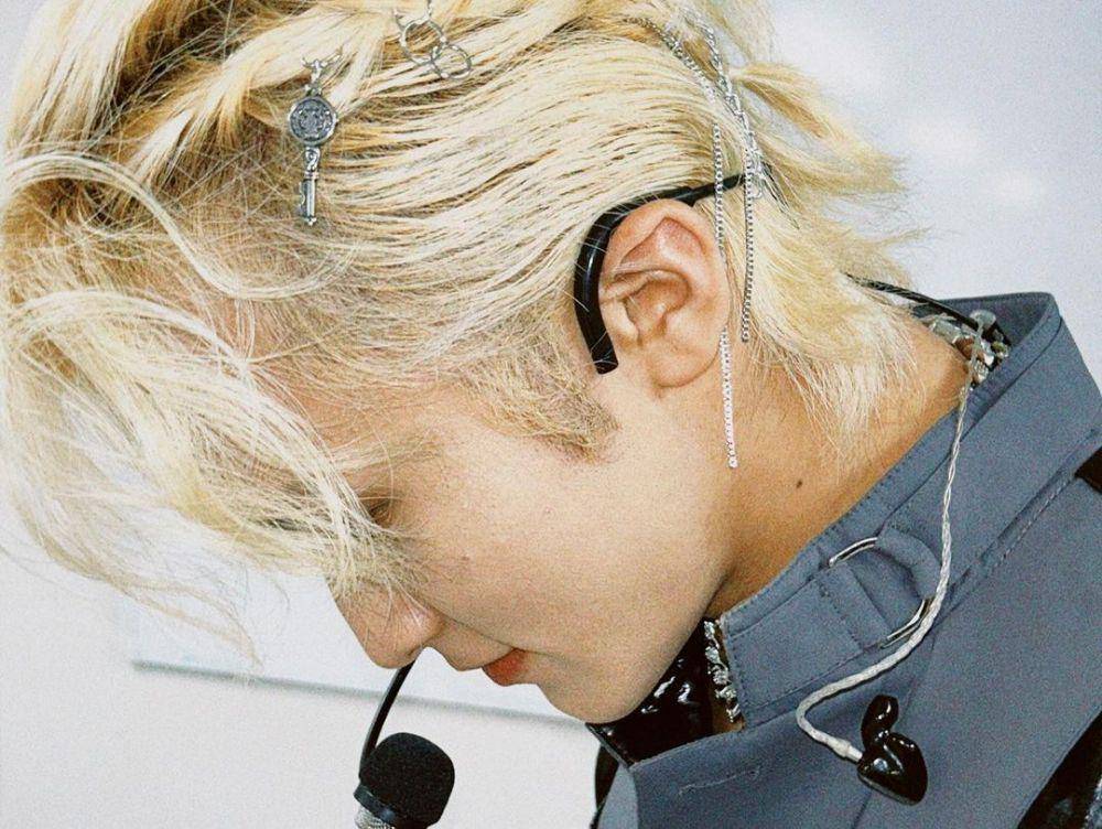 potret Mark Lee dengan rambut gondrong (instagram.com/haechanahceah)