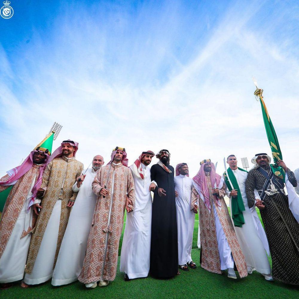 9 Potret Christiano Ronaldo di Acara Founding Day Saudi, Pakai Jubah