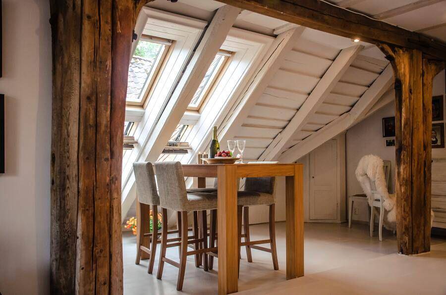 Ide desain interior ruang makan bertema rustic (unsplash.com/Alisha Hieb)