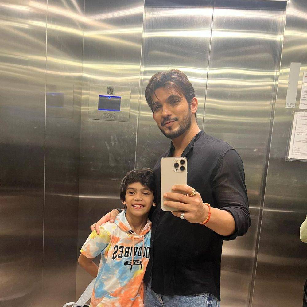 Arjun Bijlani dan putranya (instagram.com/arjunbijlani)