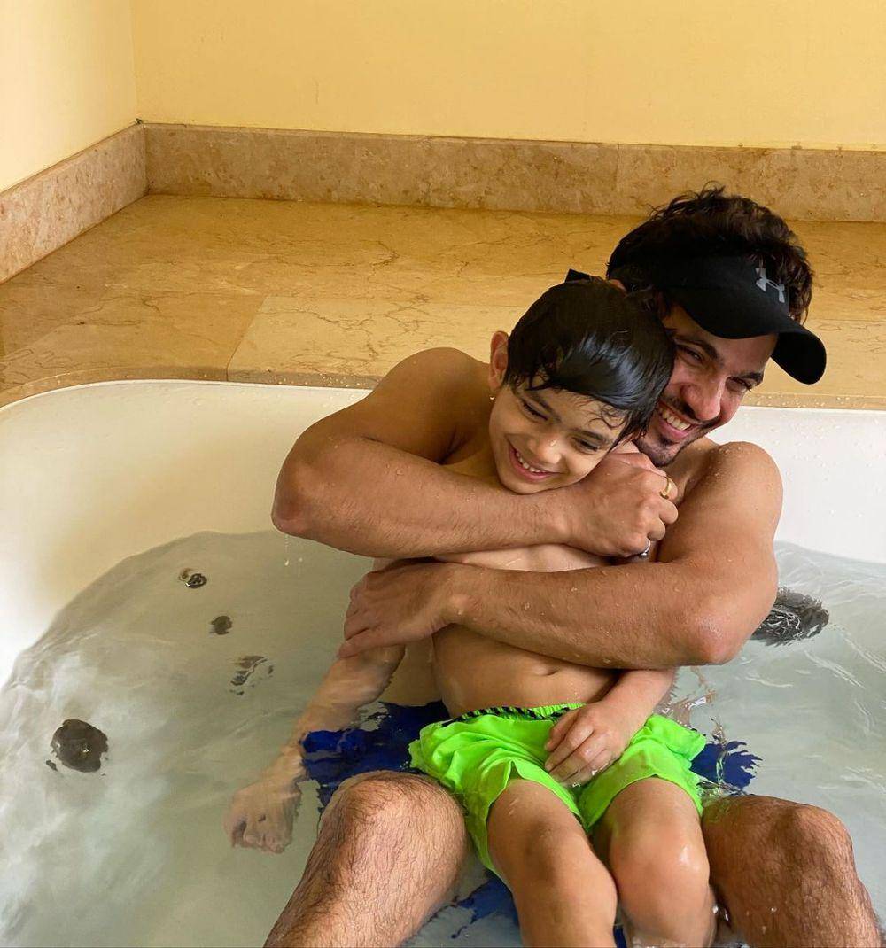 Arjun Bijlani dan putranya (instagram.com/arjunbijlani)