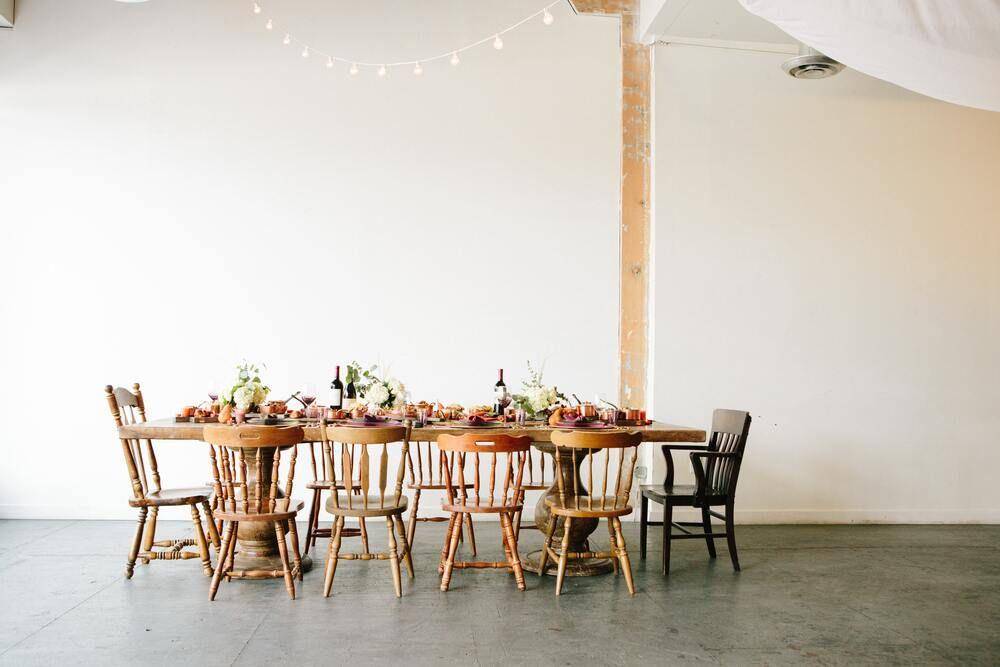 Ide desain interior ruang makan bertema rustic (unsplash.com/Brooke Lark)