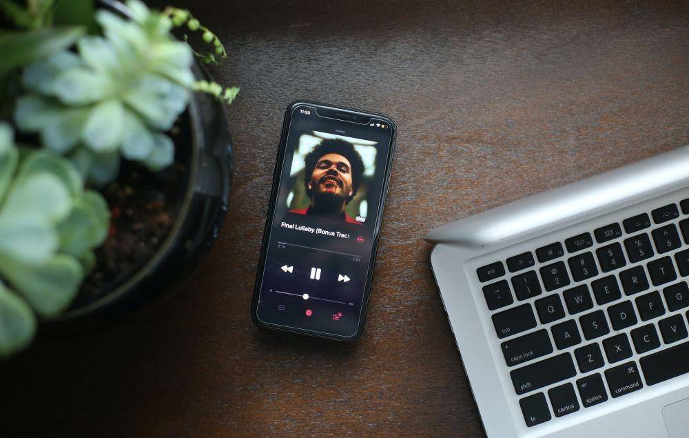 ilustrasi memutar Apple Music di iPhone (unsplash.com/Giorgio Trovato)