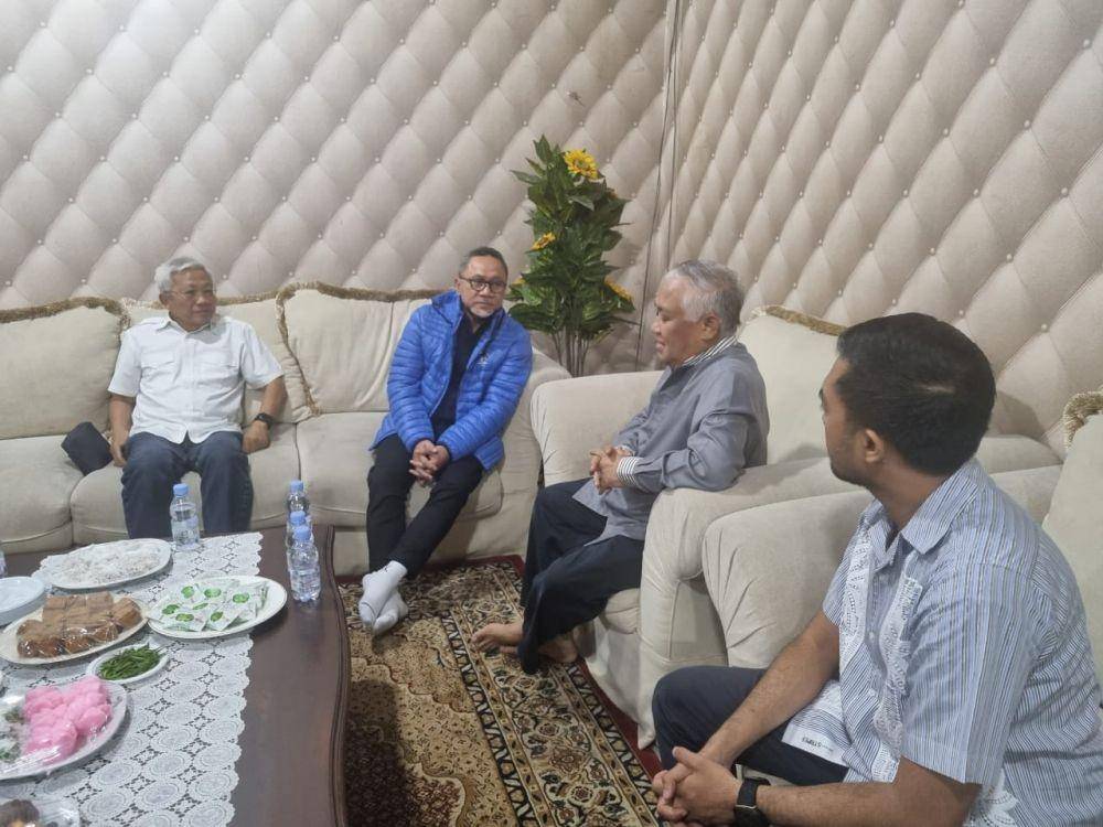Ketua Umum Partai Amanat Nasional (PAN), Zulkifli Hasan ketika menemui mantan Ketum PP Muhammadiyah, Din Syamsudin di kediaman pribadinya pada Kamis, 23 Februari 2023. (Dokumentasi PAN)