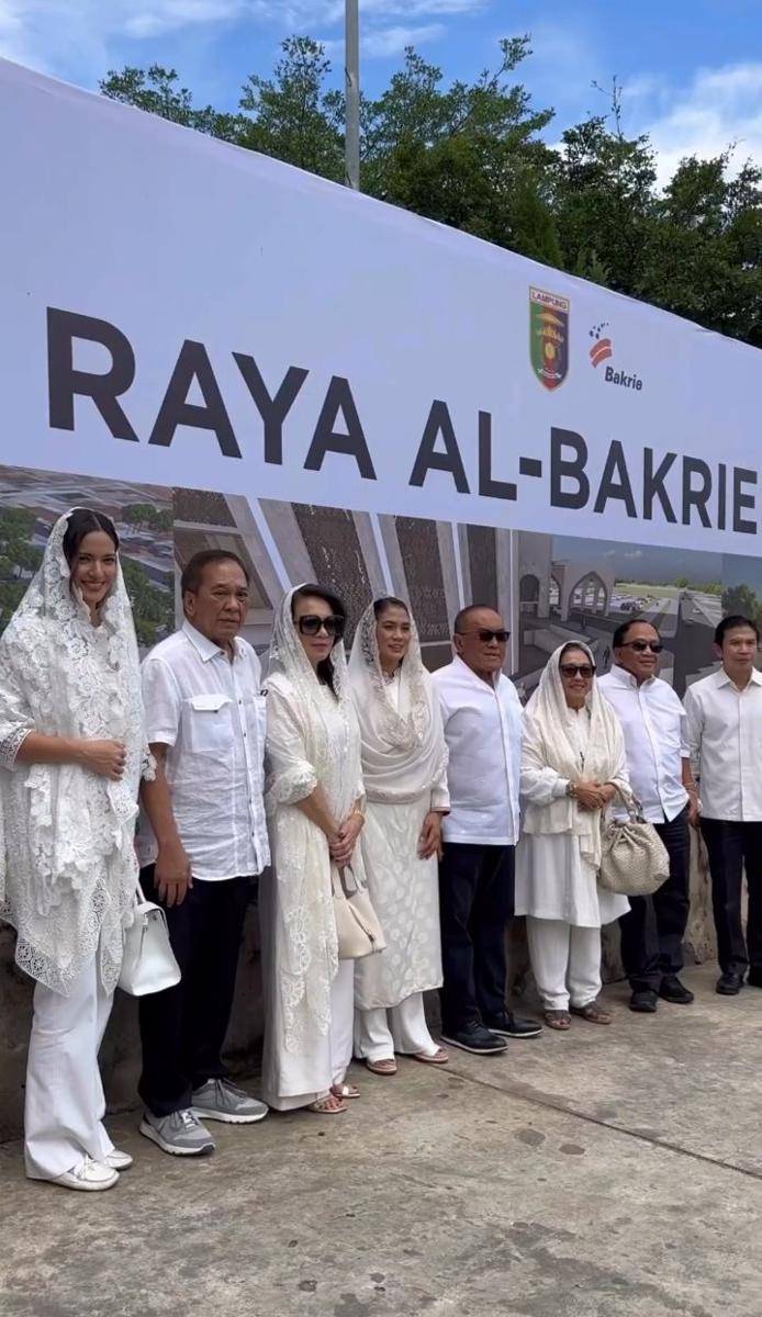 potret Nia Ramadhani di acara peresmian pembangunan masjid Al-Bakrie (instagram.com/ramadhaniabakrie)