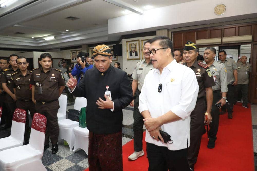 Wagub Jateng Taj Yasin Maimoen bersama Irjen Kementan Jan S Maringka saat membuka rakor ketahanan pangan di Gedung Gradhika Bhakti Praja Jalan Pahlawan, Semarang. (IDN Times/Dok Humas Pemprov Jateng)