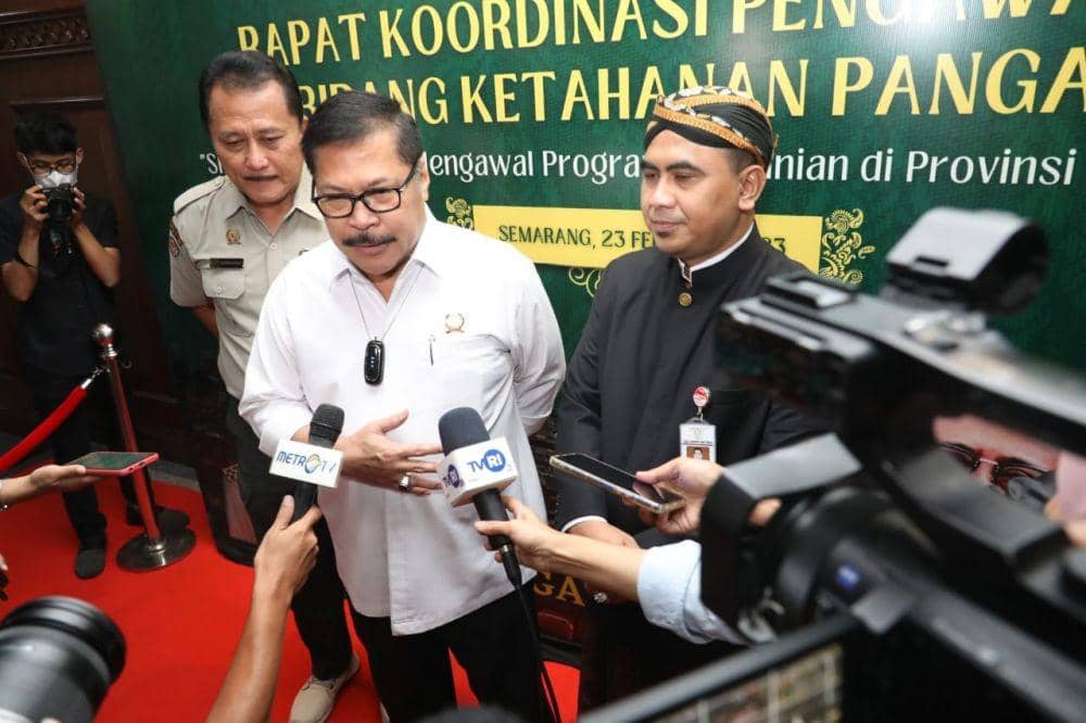 Irjen Kementan Jan S Maringka dan Wagub Jateng Taj Yasin Maimoen saat menjelaskan mengenai produksi pertanian yang menyumbang ketahanan pangan nasional. (IDN Times/Dok Humas Pemprov Jateng)