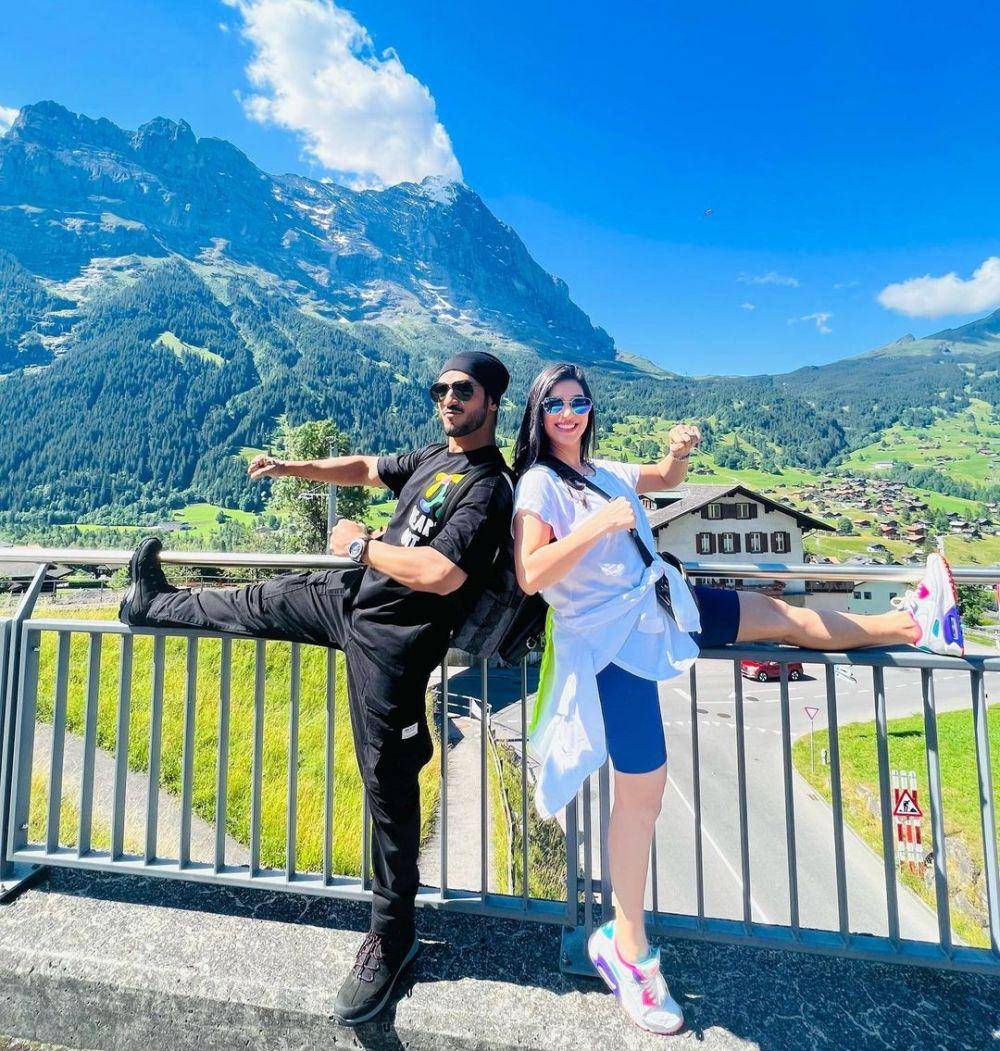 Arjun Bijlani dan istri (instagram.com/nehaswamibijlani)