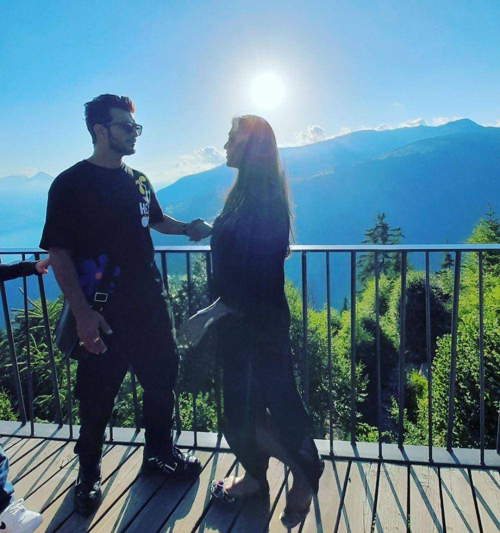 Arjun Bijlani dan istri (instagram.com/nehaswamibijlani)