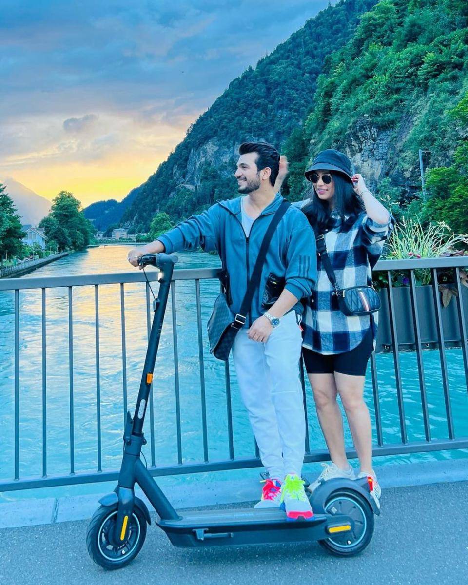 Arjun Bijlani dan istri (instagram.com/nehaswamibijlani)