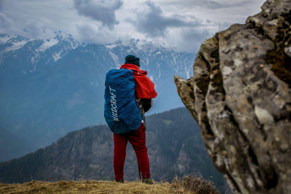 Ilustrasi seorang pria yang sedang naik gunung (pexels.com/Guduru Ajay bhargav)
