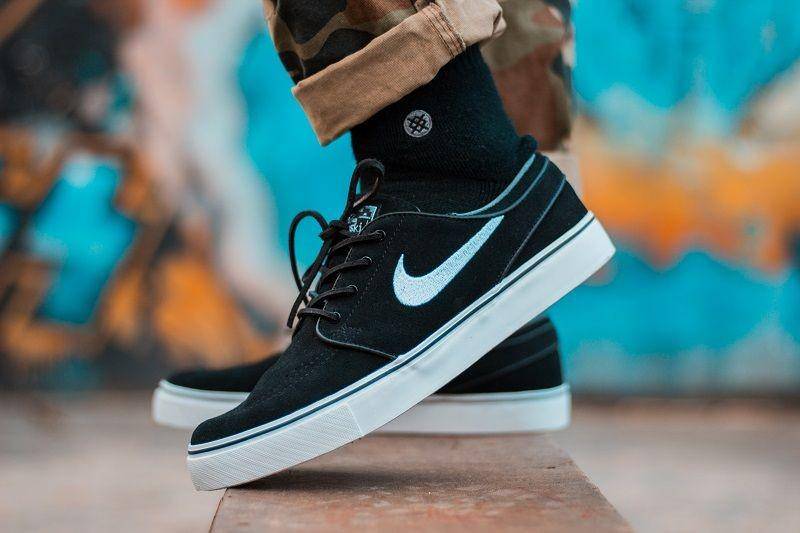 ilustrasi memakai sepatu sneakers (pexels.com/Ray Piedra)