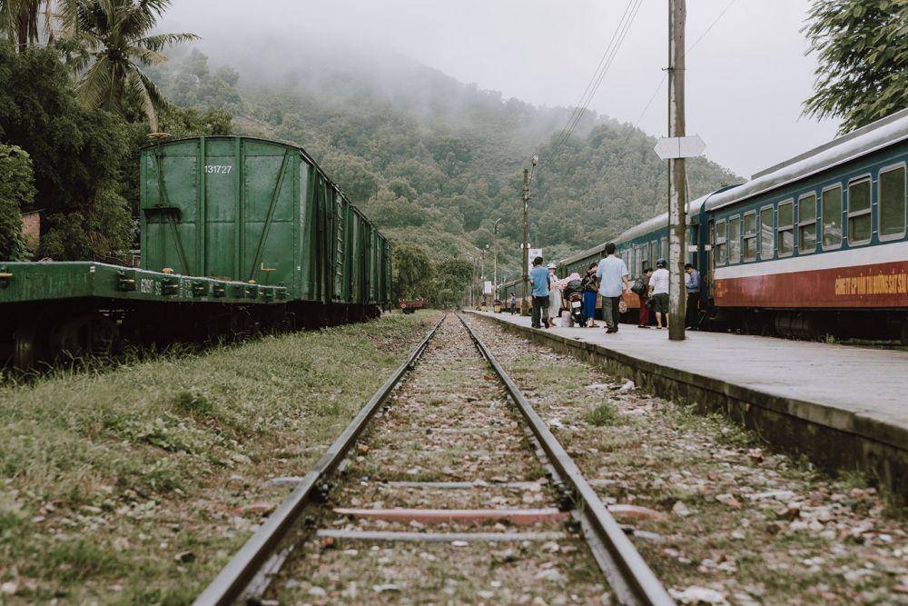 gambar penumpang sedang berbicara ke petugas kereta (pexels.com/Streetwindy)