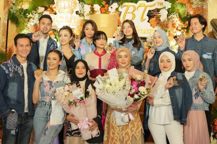 10 Potret Artis di Launching Parfum Marissya Icha, Fuji Curi Atensi!