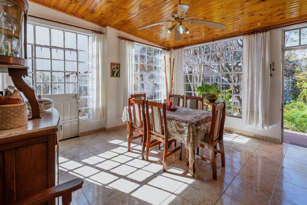 Ide desain interior ruang makan bertema rustic (unsplash.com/Rafael Hoyos Weht)