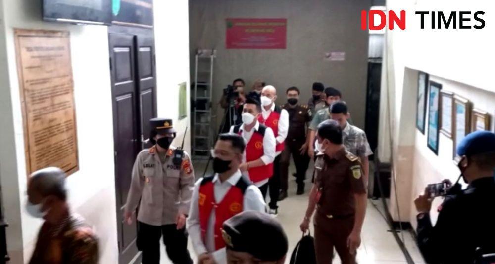 Baiquni Wibowo Cs Tiba di PN Jaksel untuk Jalani Sidang Vonis