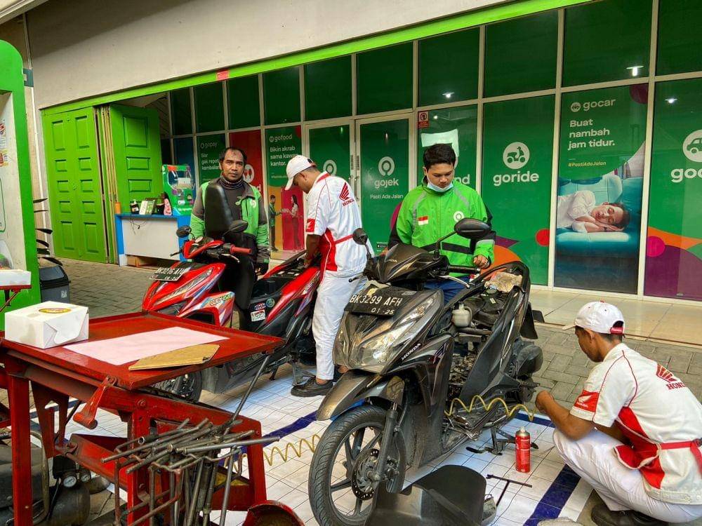 Gojek bekerja sama dengan 17 distributor suku cadang dan perwakilan resmi bengkel AHASS di Kota Medan memberikan potongan harga spesial bagi mitra-mitra Gojek. (Dok. IDN Times)