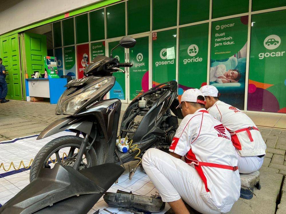 Gojek bekerja sama dengan 17 distributor suku cadang dan perwakilan resmi bengkel AHASS di Kota Medan memberikan potongan harga spesial bagi mitra-mitra Gojek. (Dok. IDN Times)