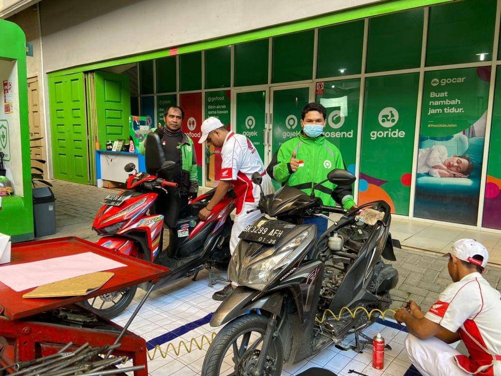Gojek bekerja sama dengan 17 distributor suku cadang dan perwakilan resmi bengkel AHASS di Kota Medan memberikan potongan harga spesial bagi mitra-mitra Gojek. (Dok. IDN Times)