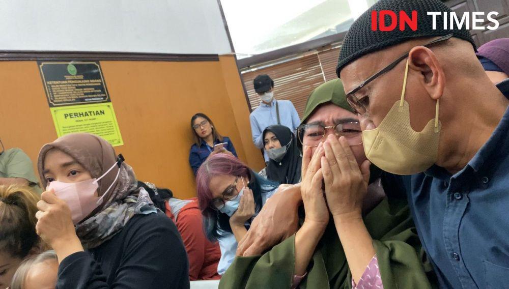 Momen Irfan Widyanto Bersimpuh di Kaki Ibunda Usai Divonis 10 Bulan