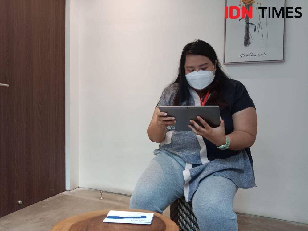 Endina saat proses wawancara untuk cek microbiome kulit di Nusantics Hub, Jakarta saat dikunjungi pada Rabu (15/2/2023). (IDN Times/Febriyanti Revitasari)