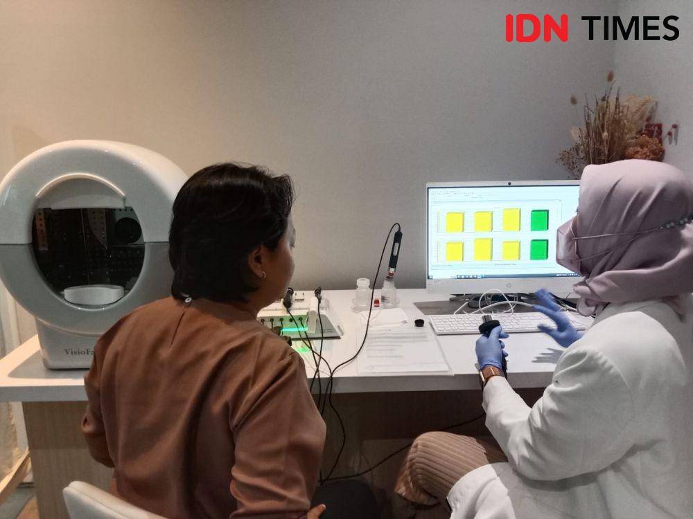 Raisa menjelaskan kondisi kulit berdasarkan alat MPA 6 di Nusantics Hub, Jakarta pada Rabu (15/2/2023). (IDN Times/Febriyanti Revitasari)