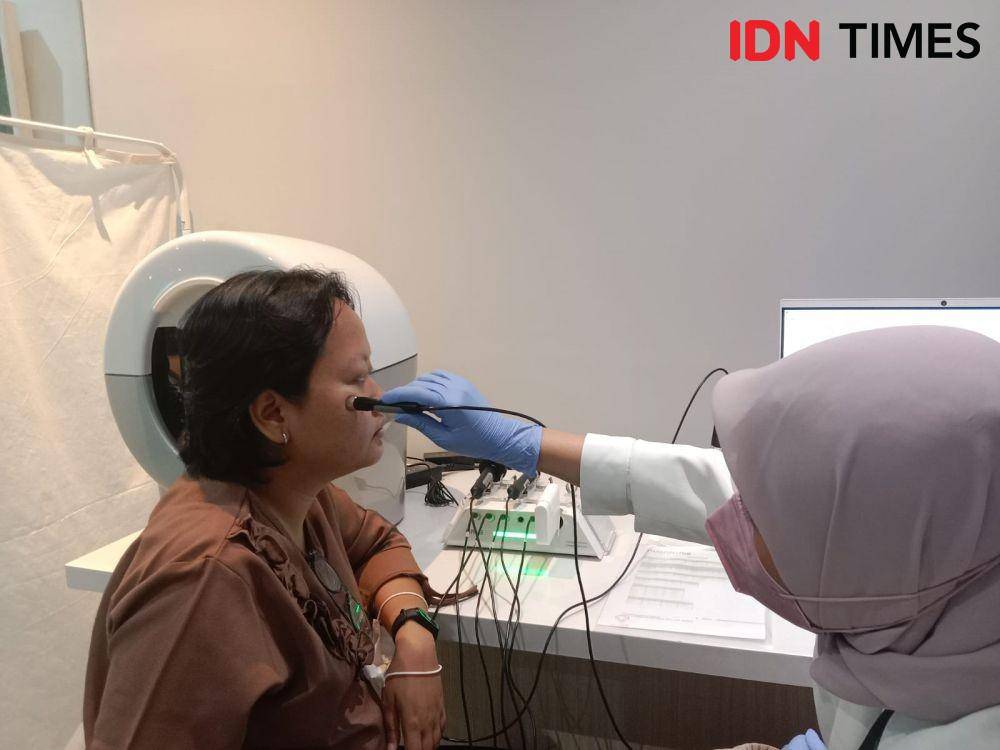 Raisa melakukan pengecekan kondisi kulit tim IDN Times di Nusantics Hub, Jakarta pada Rabu (15/2/2023). (IDN Times/Febriyanti Revitasari)