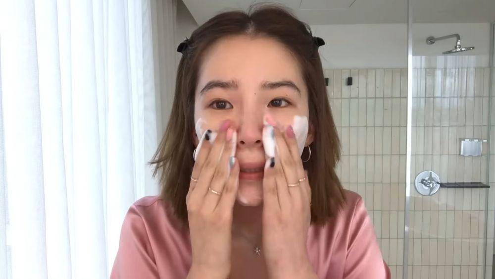 Cuplikan step Korean skincare routine ala Irene Kim (youtube.com/Vogue)