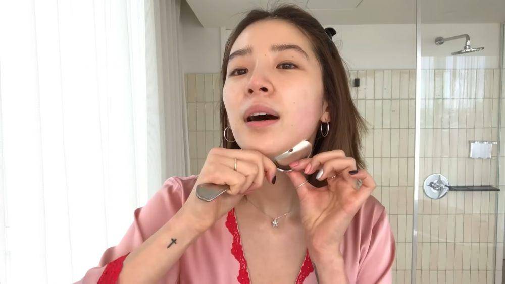 Cuplikan step Korean skincare routine ala Irene Kim (youtube.com/Vogue)