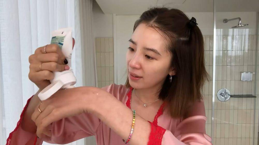 Cuplikan step Korean skincare routine ala Irene Kim (youtube.com/Vogue)