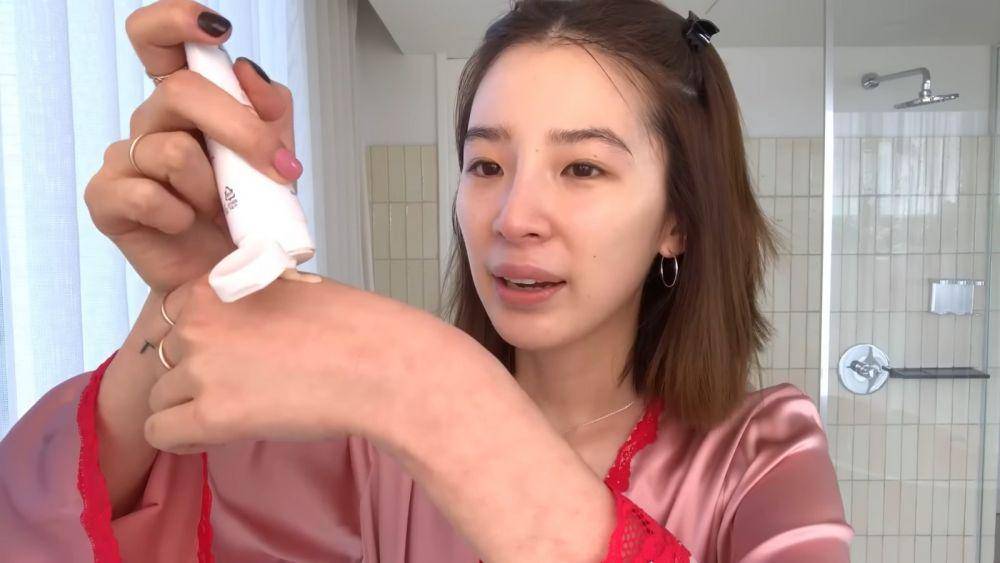 Cuplikan step Korean skincare routine ala Irene Kim (youtube.com/Vogue)