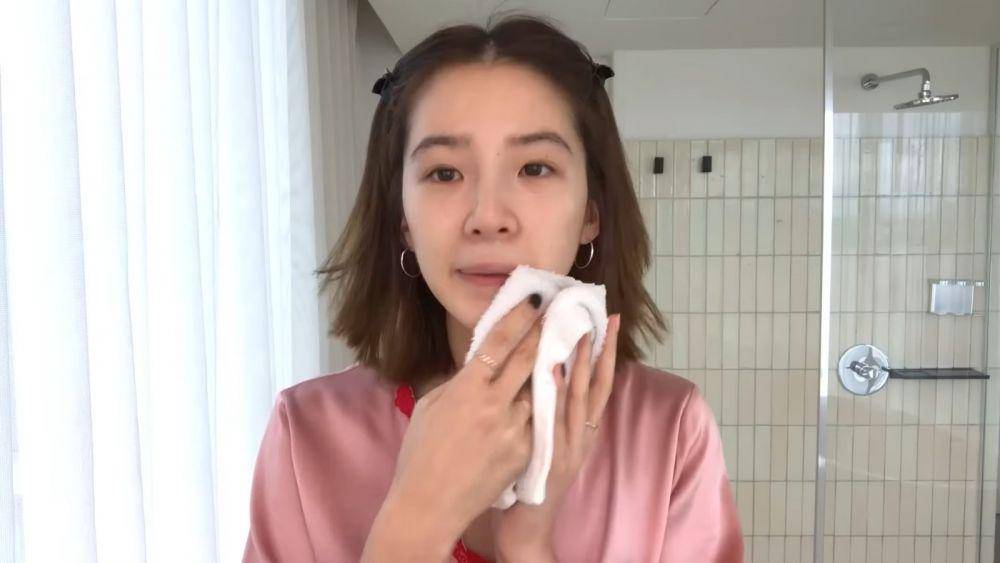 Cuplikan step Korean skincare routine ala Irene Kim (youtube.com/Vogue)