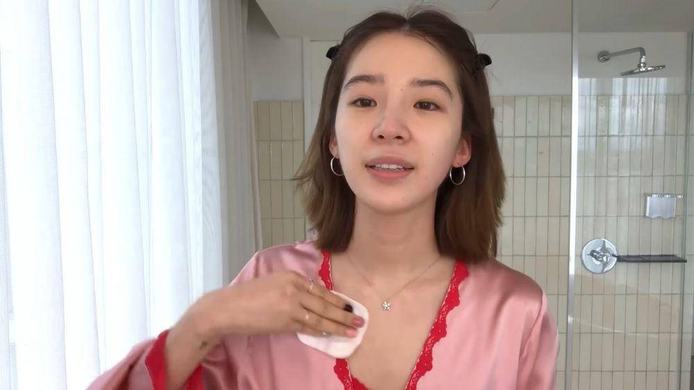 Cuplikan step Korean skincare routine ala Irene Kim (youtube.com/Vogue)