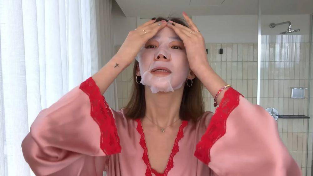 Cuplikan step Korean skincare routine ala Irene Kim (youtube.com/Vogue)