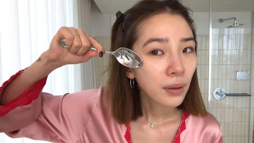 Cuplikan step Korean skincare routine ala Irene Kim (youtube.com/Vogue)