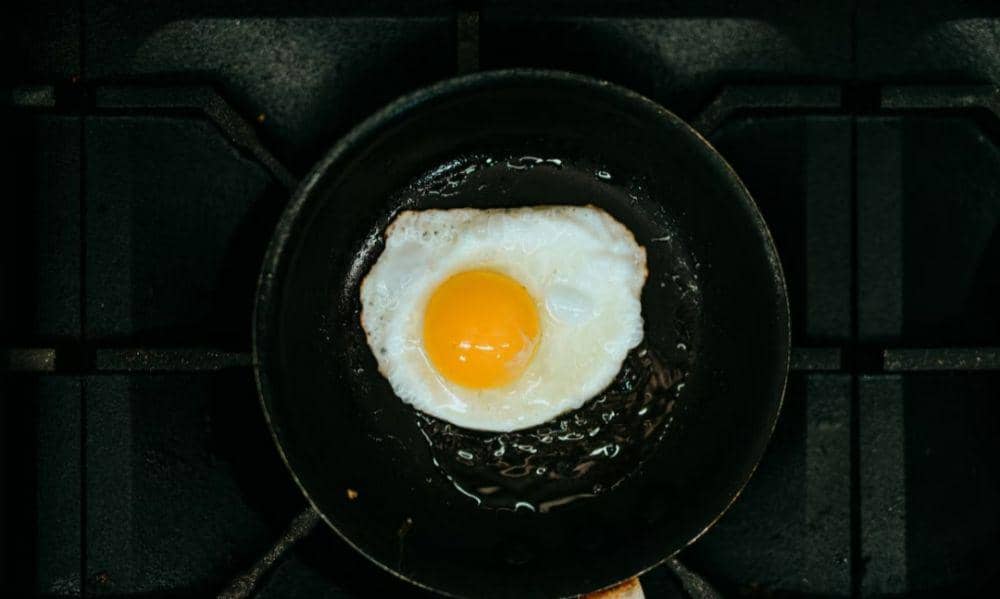 ilustrasi telur goreng (unsplash.com/Nathan Dumlao)